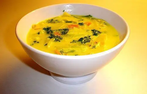Sopa de leche de coco, verduras y curry
