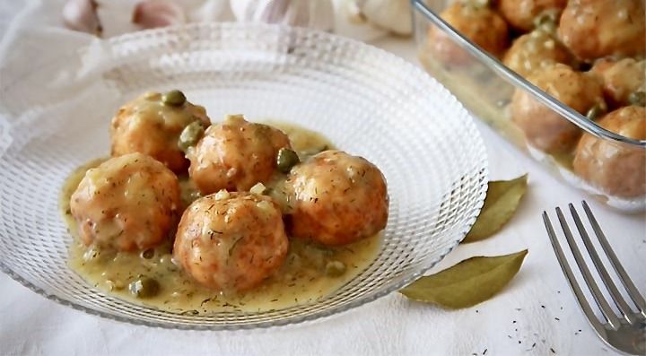 ALBONDIGAS de SALMON en SALSA de ENELDO